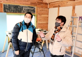 依頼主の要望を聞き、イメージを膨らませる西村太さん（右）＝鳥取県岩美町
