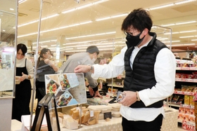 地元飲食店を支援するテークアウト弁当の販売会。ブースのレイアウトにもこだわる＝新温泉町浜坂