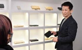 こだわりの革製財布を手掛ける土生田直樹さん＝豊岡市中央町
