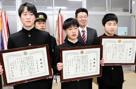 火災を早期発見した今井勇磨さん（前列左）、辻隆之介さん（中央）、川口悠人さん（前列右）ら＝豊岡南中