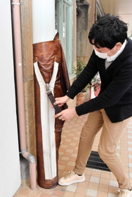 支柱に付けられた巨大ファスナー＝豊岡市中央町