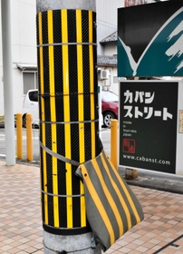カリスマお手製のごみネット入れ＝豊岡市中央町