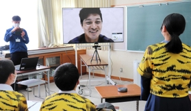 母校の生徒の質問に答える阪神タイガースの坂本誠志郎選手＝養父中学校