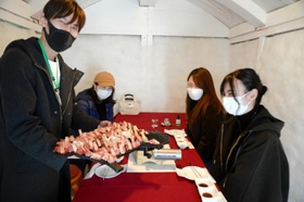 「かまくらレストラン」の利用客に但馬ビーフの６１部位を食べ比べできるバーベキューコースを提供する石原亮さん（左）＝香美町村岡区和池（たじま高原植物園提供）
