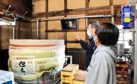 此の友酒造の酒蔵を見学＝朝来市山東町矢名瀬町