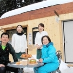 ハチ北高原スキー場の駐車場で営業するパンとスープのテークアウト店「ヅッカ」。経営者の西村順子さん（手前右）と夫の昌樹さん（同左）、スタッフら＝香美町村岡区大笹
