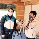 依頼主の要望を聞き、イメージを膨らませる西村太さん（右）＝鳥取県岩美町