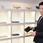 こだわりの革製財布を手掛ける土生田直樹さん＝豊岡市中央町