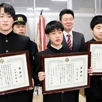 火災を早期発見した今井勇磨さん（前列左）、辻隆之介さん（中央）、川口悠人さん（前列右）ら＝豊岡南中