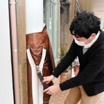 支柱に付けられた巨大ファスナー＝豊岡市中央町