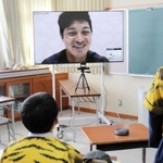 母校の生徒の質問に答える阪神タイガースの坂本誠志郎選手＝養父中学校