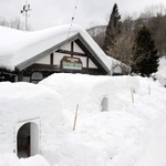 今季は６人用３棟が整備された「かまくらレストラン」＝香美町村岡区和池（たじま高原植物園提供）