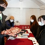 「かまくらレストラン」の利用客に但馬ビーフの６１部位を食べ比べできるバーベキューコースを提供する石原亮さん（左）＝香美町村岡区和池（たじま高原植物園提供）