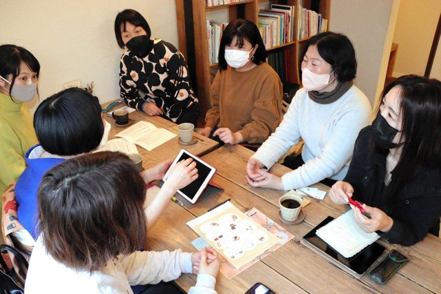 企画について話し合うメンバーたち＝豊岡市日高町国分寺、Ｓｗｅｅｔｓ＆Ｂｏｏｋｓ「キノシタ」