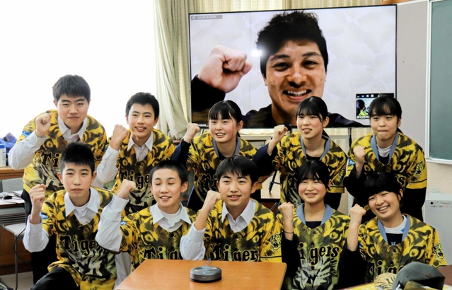 阪神タイガースの坂本主将と交流した後輩の生徒たち＝養父中学校