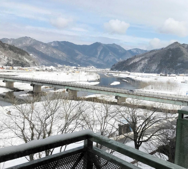 宿泊施設の部屋から見える雪景色＝道の駅但馬楽座