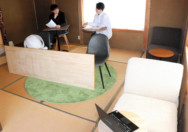 落ち着きのある和室に机や椅子を並べたコワーキングスペース＝新温泉町居組