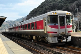 ＪＲ香住駅に到着する特急「はまかぜ」の車内放送では「かすみ」の正しいアクセントを聞けるという＝香美町香住区七日市（香美町役場神戸営業所提供）
