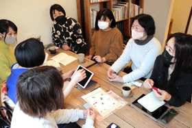 企画について話し合うメンバーたち＝豊岡市日高町国分寺、Ｓｗｅｅｔｓ＆Ｂｏｏｋｓ「キノシタ」