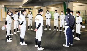 ミーティングも校内の地下駐車場で＝八鹿青渓中