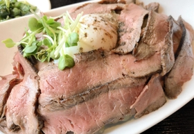 たっぷりのローストビーフがのっている「但馬牛炙りとろ卵丼」＝道の駅但馬楽座