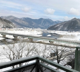 宿泊施設の部屋から見える雪景色＝道の駅但馬楽座