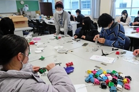 気仙沼市へ贈るランドセルを製作する生徒ら（豊岡総合高提供）