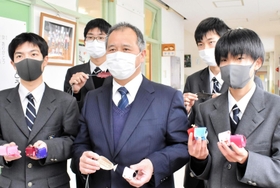 岩崎弘治校長（前列中央）にミニチュアランドセルなどを贈呈した部員たち＝中竹野小