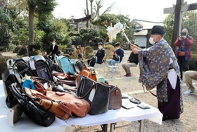 使い古したかばんが持ち込まれ、供養が行われた＝豊岡市小田井町