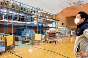 毛布やじゅうたんを自然乾燥させるように体育館をクリーニング工場に改修した前川敬一社長＝豊岡市竹野町森本