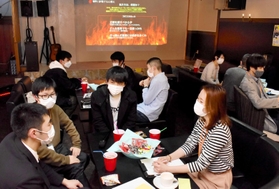 学校のことや人間関係などについて本音を語り合う参加者ら＝豊岡市千代田町