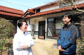 開業に向けて準備を進める小舟美穂さん（左）と夫の翼さん＝新温泉町居組