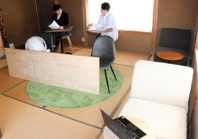 落ち着きのある和室に机や椅子を並べたコワーキングスペース＝新温泉町居組