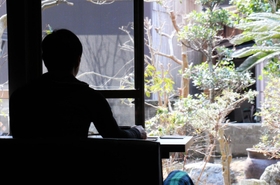 陽光が注ぐ庭先に向かって配置されたカフェの座席。落ち着いた雰囲気の中でお茶を楽しめる＝新温泉町居組