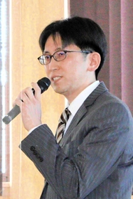 講演する中治仁志・公立豊岡病院呼吸器内科部長＝但馬文教府
