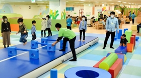 指導員から遊び方を教わりながら遊ぶ子どもら＝アイティ