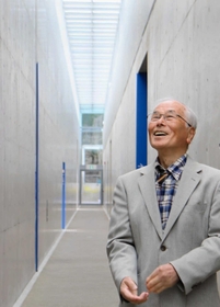 同級生だった正木徹さん。冒険館の廊下の壁は高く、細く、長く、雪の切れ目にできるクレバスをイメージしている＝植村直己冒険館