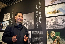 植村さんの魅力は「笑顔」と話す宇都宮岳尚さん＝植村直己冒険館