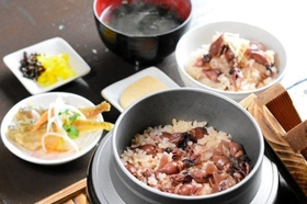 カニ工房まるやの「ホタルイカ釜飯」（香美町提供）