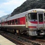 ＪＲ香住駅に到着する特急「はまかぜ」の車内放送では「かすみ」の正しいアクセントを聞けるという＝香美町香住区七日市（香美町役場神戸営業所提供）