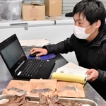 クラウドサービスで管理を始めた白井壮さん＝豊岡市日高町八代