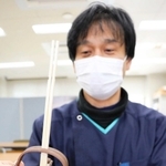 コウノトリが負傷した同型のとらばさみに割り箸をはさみ再現する松本令以さん＝コウノトリの郷公園