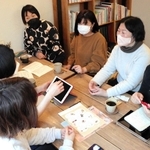 企画について話し合うメンバーたち＝豊岡市日高町国分寺、Ｓｗｅｅｔｓ＆Ｂｏｏｋｓ「キノシタ」