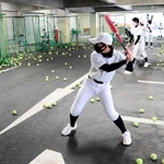 雨天のため、校内の地下駐車場で打撃練習。通常のバットと重いマスコットバットを使い分けながら、テニスボールを打ち込む＝八鹿青渓中