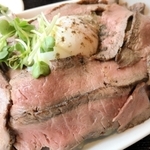 たっぷりのローストビーフがのっている「但馬牛炙りとろ卵丼」＝道の駅但馬楽座