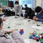 気仙沼市へ贈るランドセルを製作する生徒ら（豊岡総合高提供）