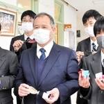 岩崎弘治校長（前列中央）にミニチュアランドセルなどを贈呈した部員たち＝中竹野小