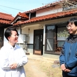 開業に向けて準備を進める小舟美穂さん（左）と夫の翼さん＝新温泉町居組