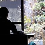 陽光が注ぐ庭先に向かって配置されたカフェの座席。落ち着いた雰囲気の中でお茶を楽しめる＝新温泉町居組