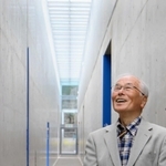 同級生だった正木徹さん。冒険館の廊下の壁は高く、細く、長く、雪の切れ目にできるクレバスをイメージしている＝植村直己冒険館